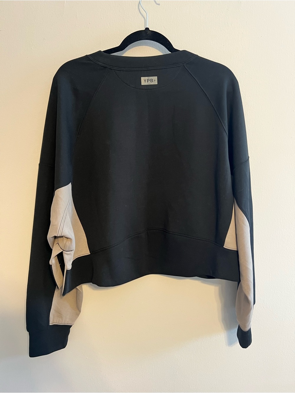 Abercrombie & Fitch Black and Beige Color-block Crop Sweatshirt | Women’s XL - Picture 2 of 5